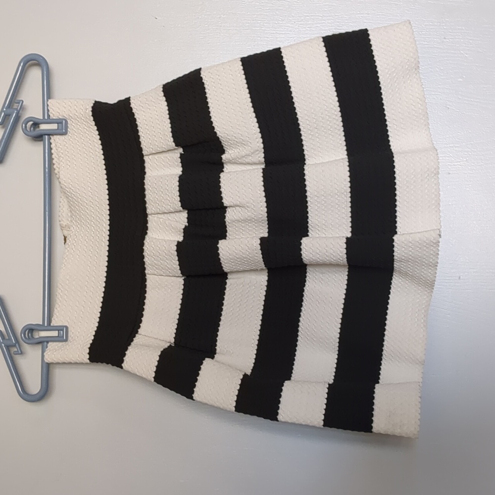 Neslay Black and White Striped Skirt med
